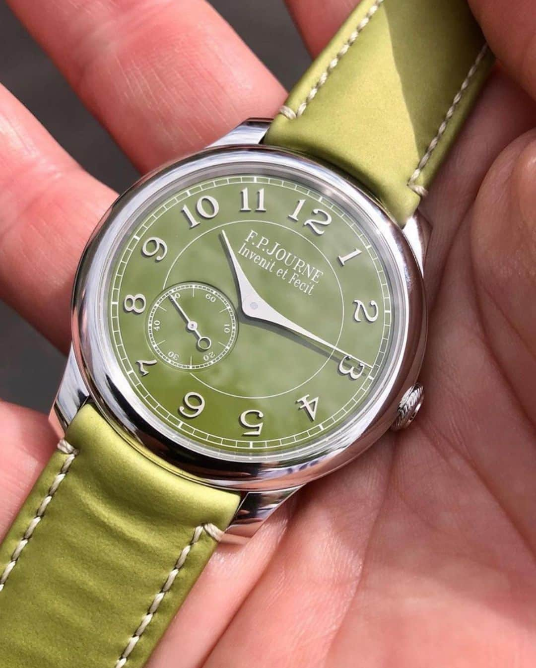 WATCHMANIAさんのインスタグラム写真 - (WATCHMANIAInstagram)「Newly released FPJ Chronometre Souverain Dubai. A limited edition of 99 pieces to commemorate the opening of the Dubai boutique with an olive green dial and applied numerals.  Thanks for the video @shani.watch and congratulations 👌」9月16日 1時00分 - watchmania