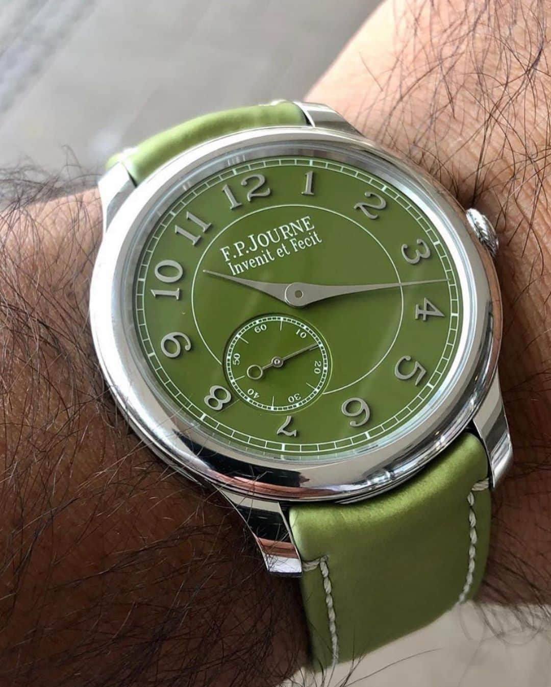 WATCHMANIAさんのインスタグラム写真 - (WATCHMANIAInstagram)「Newly released FPJ Chronometre Souverain Dubai. A limited edition of 99 pieces to commemorate the opening of the Dubai boutique with an olive green dial and applied numerals.  Thanks for the video @shani.watch and congratulations 👌」9月16日 1時00分 - watchmania