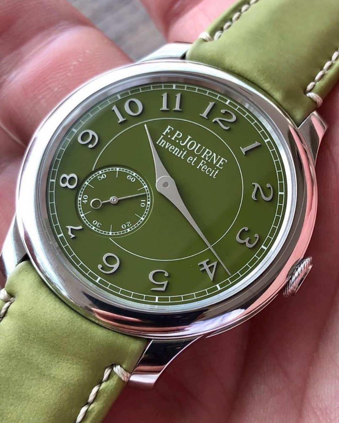WATCHMANIAさんのインスタグラム写真 - (WATCHMANIAInstagram)「Newly released FPJ Chronometre Souverain Dubai. A limited edition of 99 pieces to commemorate the opening of the Dubai boutique with an olive green dial and applied numerals.  Thanks for the video @shani.watch and congratulations 👌」9月16日 1時00分 - watchmania