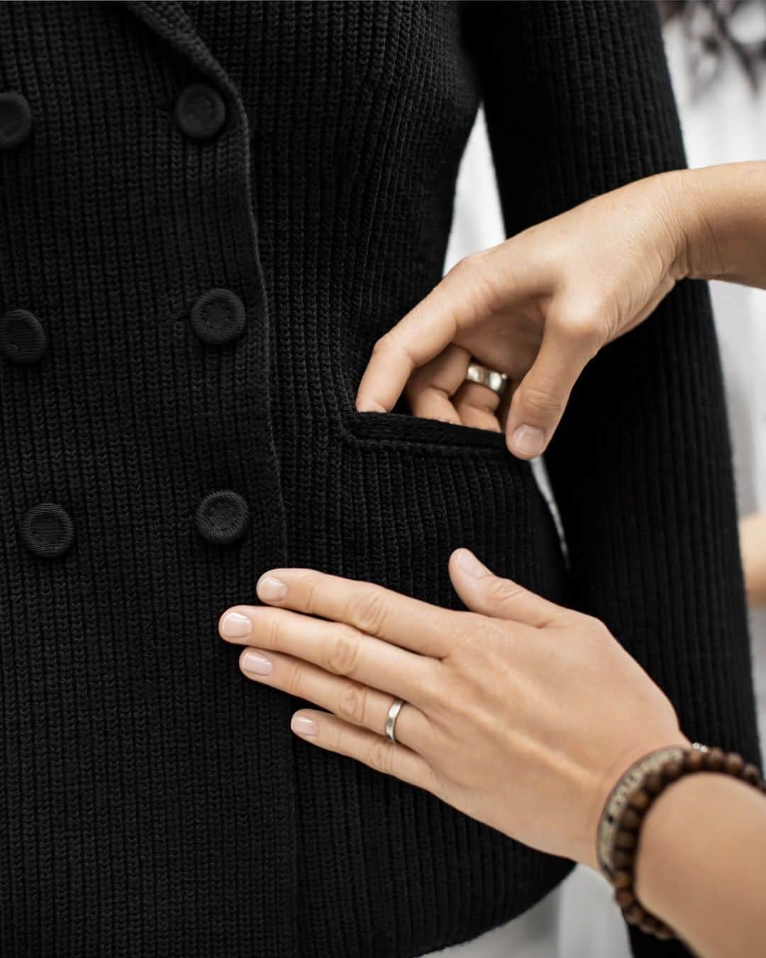 クリスチャンディオールさんのインスタグラム写真 - (クリスチャンディオールInstagram)「The celebrated #DiorBarJacket is reinvented in a knitted version for #DiorAW20 by @MariaGraziaChiuri. Comprised of heavy-gauge rib knit instead of a traditional woven fabric, the best of #DiorSavoirFaire is called upon to make it, as seams are meticulously linked by hand instead of sewn and its signature buttons are now covered in a corresponding jersey knit, for a sleek and ultra-modern result rooted in tradition. © @PolBaril」9月16日 1時00分 - dior