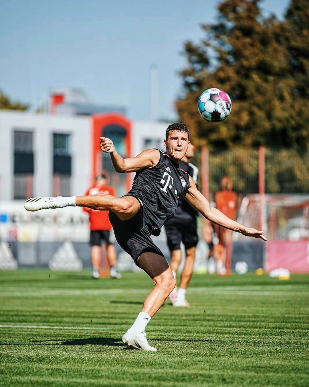 ベンジャマン・パヴァールさんのインスタグラム写真 - (ベンジャマン・パヴァールInstagram)「Bundesliga is coming, ready to unleash 💥💥 #LaSpécialeLoading」9月16日 1時00分 - benpavard21