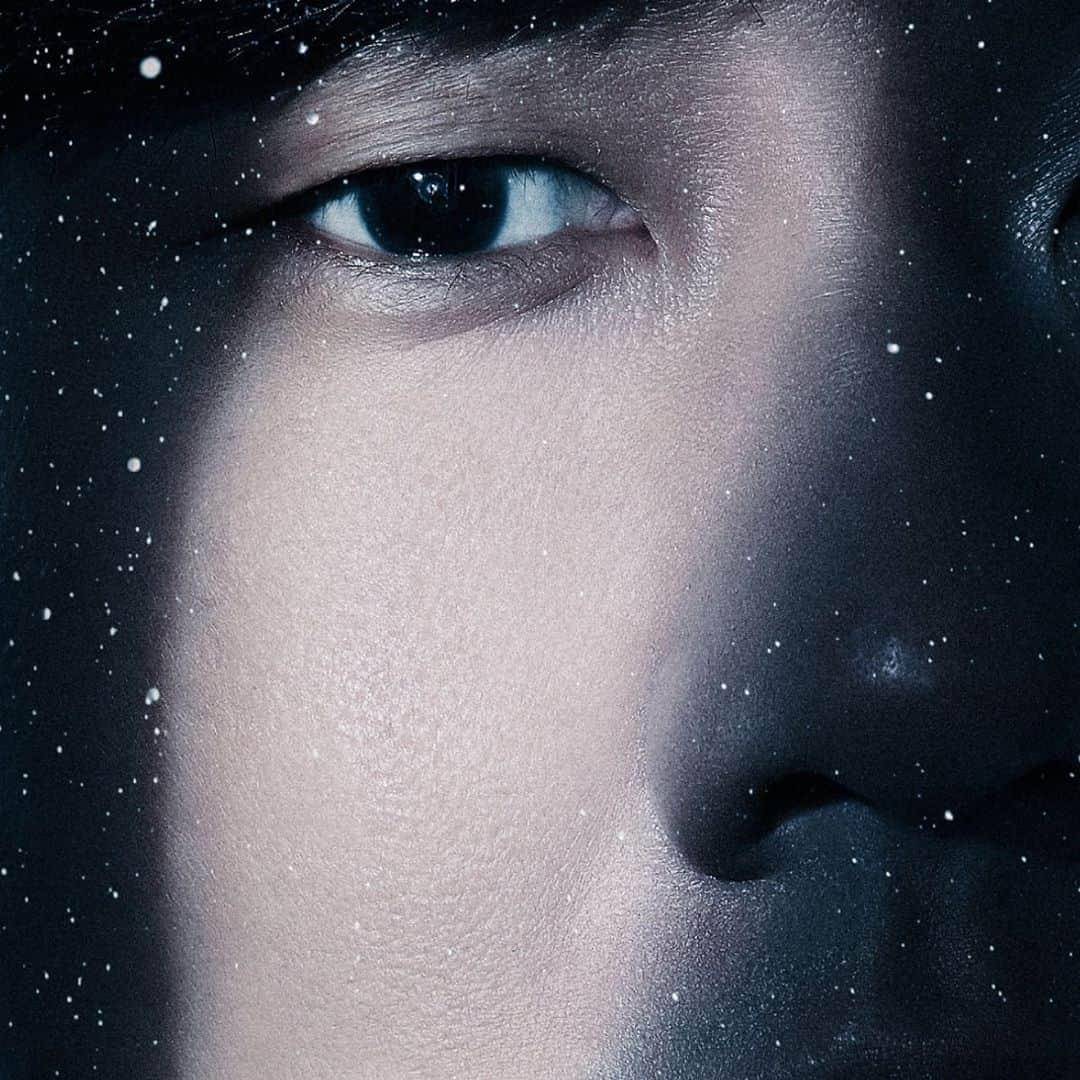 林俊傑のインスタグラム：「⠀ Behold, my new single “No Turning Back” ⠀ OUT NOW!!!⠀ 🎵 Link in Bio⠀ ⠀ 第十四張專輯的首波主打《交換餘生》 終於上線！⠀ ⠀ 🎵 數位上架👉LINK IN BIO⠀ 🎥  MV首播👉 LINK IN BIO (12:00PM GMT+8)⠀ __⠀ ⠀ 孤單聽雨的貓往時間裂縫里看到了我 ⠀ 雷電交加之外的另一些我 ⠀  ⠀ 烏雲靜止以後 跳進平行時空⠀ 那些我 旅行中的妳我⠀ 回憶胡亂穿梭 墜落⠀ ⠀ 交換餘生 是我 非我 苦與樂⠀ 陰天之後總有續命的晴空 ⠀ 如果我們幾經轉折 結局一樣不動 ⠀ 也才算無愧這分合⠀ ⠀ 定位心海的錨讓時間停頓的像慢動作 ⠀ 妳說命運很壞吧幸好有我 ⠀  ⠀ 如果沒有以後 如果平行失控⠀ 那些我 不同人生的我⠀ 會以什麼方式 哭過⠀ ⠀ 交換餘生 是我 非我 苦與樂⠀ 陰天之後總有續命的晴空 ⠀ 如果我們幾經轉折 結局一樣不動 ⠀ 也才算無愧這分合⠀ ⠀ 雲等風 人等夢 愛輾過時光等什麼⠀ 記不住 認不出 淚眼中誰一樣臉紅⠀ ⠀ 等妳說 等我說 一等就是一個宇宙⠀ 日升換月落 真愛換寂寞⠀ ⠀ 交換餘生 也許 忘了 第幾夢⠀ 那時我們身處第幾號時空 ⠀ 因為我們手心緊握 記憶也能緊扣 ⠀ 可不怕前方的蟲洞⠀ ⠀ 愛是時間的古董⠀ __⠀ ⠀ 詞 Lyrics：易家揚⠀ 曲 Composer：林俊傑 JJ LIN ⠀ 製作人 Producer：林俊傑 JJ LIN⠀ ⠀ #交換餘生⠀ #NoTurningBack⠀ #林俊傑交換餘生」