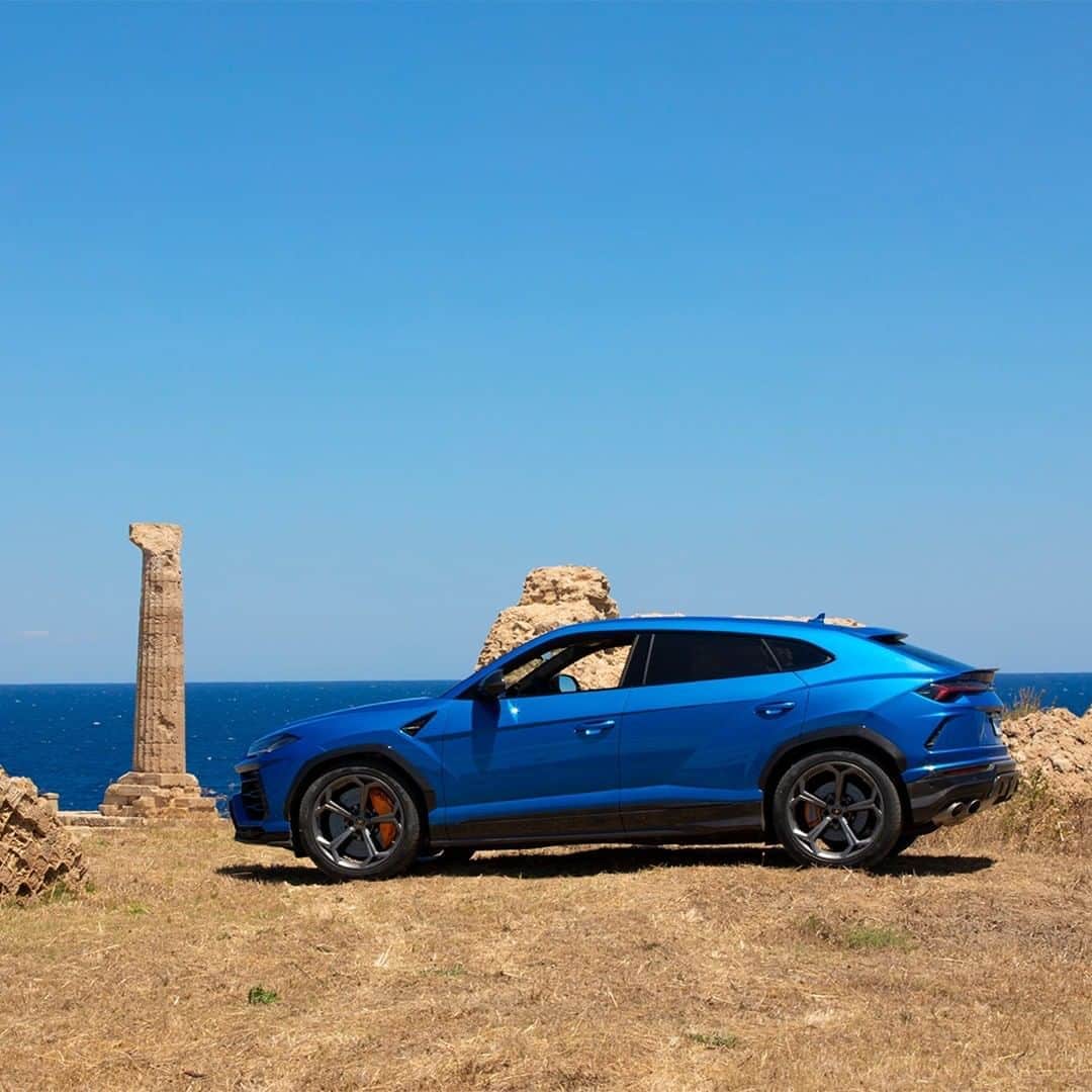 ランボルギーニのインスタグラム：「Beauty is a part of everyday life in Calabria, a land where the sea and mountains passionately interact with one another. With its phenomenal design and exquisite blue, the Urus appears to be at one with the 500-mile coastline that surrounds this beautiful region.  Captured by @guidotaroniphotographer.  #Lamborghini #Urus #UnlockAnyRoad #WithItalyForItaly #Calabria」