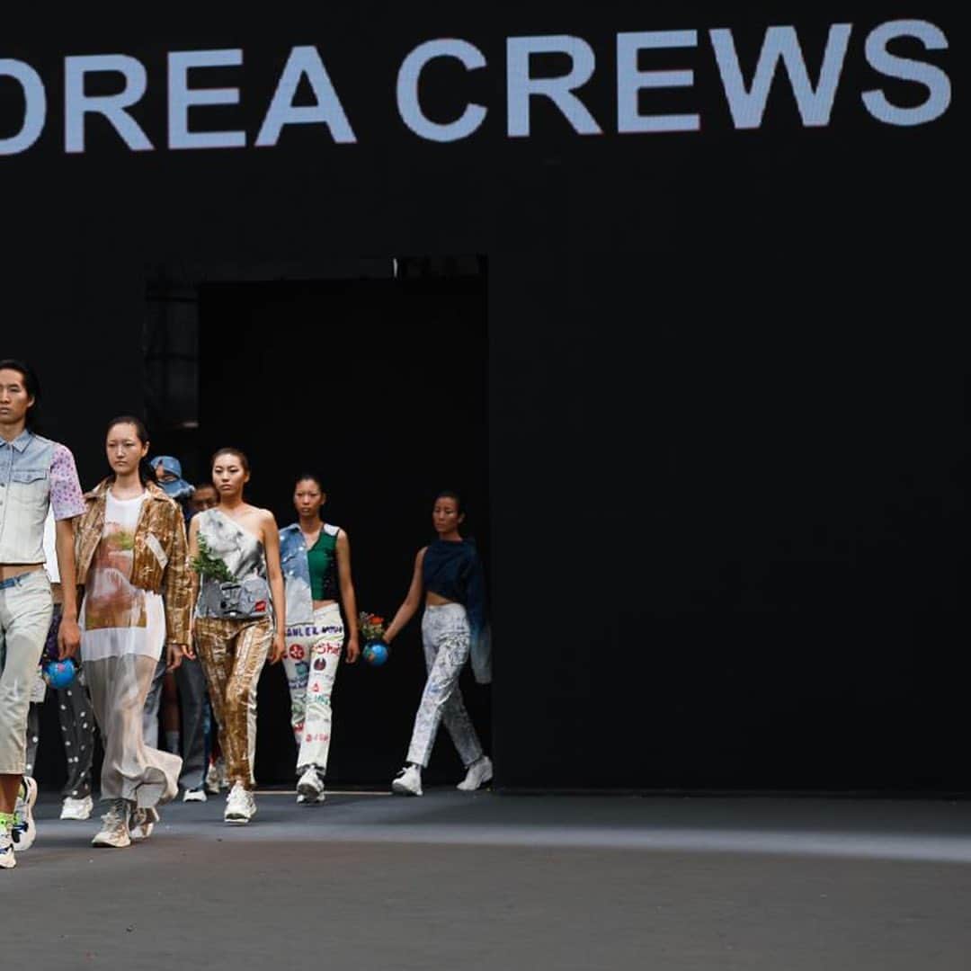 アンドレアクルーズのインスタグラム：「Throwback to our runway in Beijing 🇨🇳  The collection celebrates the splendours of our century while refusing to overproduce and enjoys the festive return of upcycling.  #andreacrewsforever #andreacrewsinchina #beijing #newfaces #upcyclingfashion  #fashionfuture #fashionrevolution」