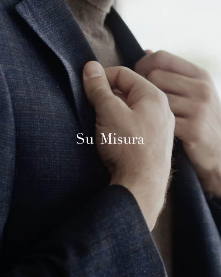 カナーリのインスタグラム：「Discover “The Perfect Chord” starring Italian songwriter @giov_caccamo, where music and tailoring stand out for merging details, tones and shades to create something unique.  Discover Canali Su Misura service and book your appointment until October 10 at the link in bio. #Canali1934 #MadeInItaly #MadeToMeasure」