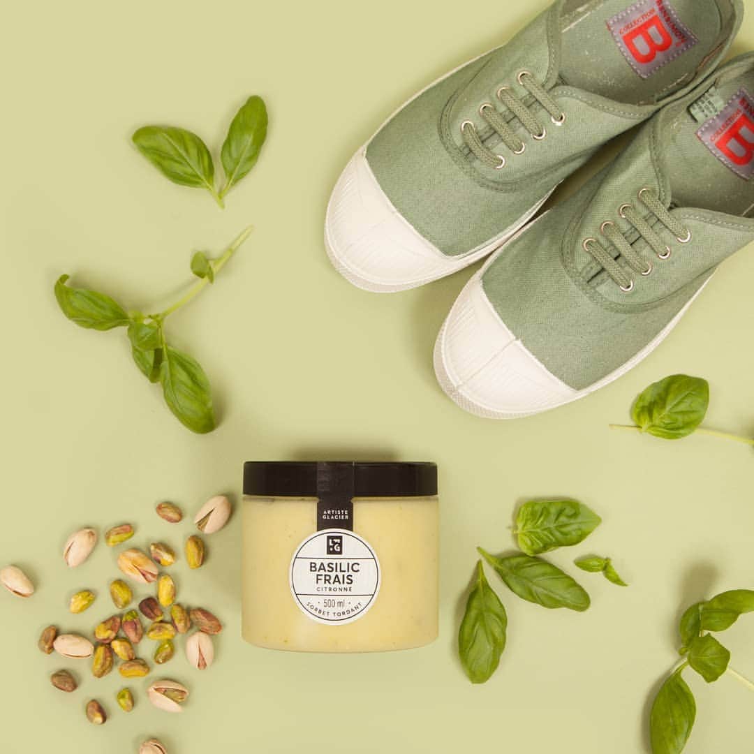 ベンシモンのインスタグラム：「JEU CONCOURS LOT 2 ✨ @lafabriquegivree x BENSIMON La semaine givrée continue chez Bensimon ! 🍦🍧 Avec le retour des beaux jours on a eu envie de vous gâter avec une collab' fruitée et colorée 💛  Pour prolonger encore un peu l'été, chaque jour de la semaine nous vous faisons gagner 1 paire de tennis iconique Bensimon et un pot de glace* @lafabriquegivrée 🍧☀️ ​Pour participer c'est simple : ​🍃 Suivre nos 2 comptes @lafabriquegivree @bensimoncollection ​​🍃 Inviter 2 ami(e)s à déguster une glace avec vos tennis iconiques 🍦 ​Pssst ! 2 fois plus de chances de gagner en partageant le concours en story 😉 Tirage au sort vendredi en story !  ​A vos cuillères, prêts... jouez ! 👇🏼  ​(*couleur de la tennis au choix sur notre site internet et bon valable pour une glace @lafabriquegivrée directement dans leurs boutiques)  ​#jeuconcours #concours #jeu #game #bensimon #bensimonxlfg #bensimonxlafabriquegivree」