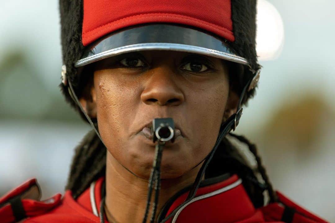 CANON USAさんのインスタグラム写真 - (CANON USAInstagram)「Photo by @lnweatherspoon "I met KD Lockhart, drum major of Clark Atlanta Universityʼs Mighty Marching Panthers, in 2017 during an assignment for ESPN The Undefeated. We instantly hit it off and forged a relationship as I hung out with the band for three days. As a former drum major, you instantly know what to look for. Before the band walked onto the field for their halftime performance, I ran to the front of the band to get a glimpse of KD. The intensity and fire in her eyes let me know that she was more than ready to give the crowd a show."   Camera: #Canon EOS 5D Mark IV Lens: EF 70-200mm f/2.8L IS II USM Aperture: f/3.5 ISO: 1,000 Shutter Speed: 1/250 sec Focal Length: 200mm」9月16日 1時24分 - canonusa