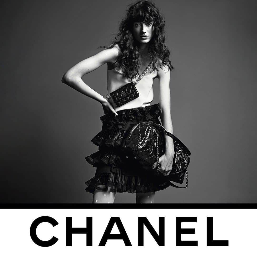 のインスタグラム：「An oversized bowling bag paired with a small bag adorned with a pearl strap adds a feeling of nonchalance to the silhouette. The CHANEL Fall-Winter 2020/21 Ready-to-Wear collection is now in boutiques.  Photographed by Inez & Vinoodh.  #CHANELFallWinter #CHANEL @Le19M #Le19M @Maison_Lemarie #MaisonLemarie #PlisseLognon @inezandvinoodh #InezandVinoodh @NikePn」