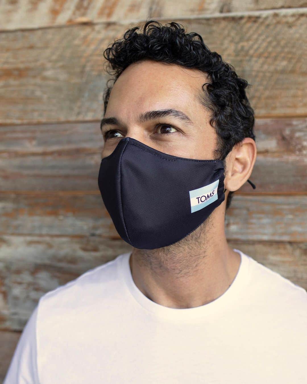 トムズシューズのインスタグラム：「Today only! Free face mask with every order*. We'll match each mask with a donation to @livefreeusa’s Masks for the People program, helping to bring personal protection kits to underserved communities.⁠  *While supplies last.」