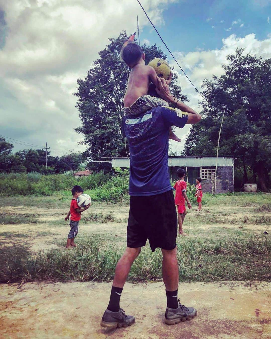 木暮郁哉さんのインスタグラム写真 - (木暮郁哉Instagram)「Good Cambodia vibes only 🇰🇭☀️🌳 カンボジアは大切な事を教えてくれる。  #cambodia#カンボジア#GCVO」9月16日 1時43分 - fumiya_kogure