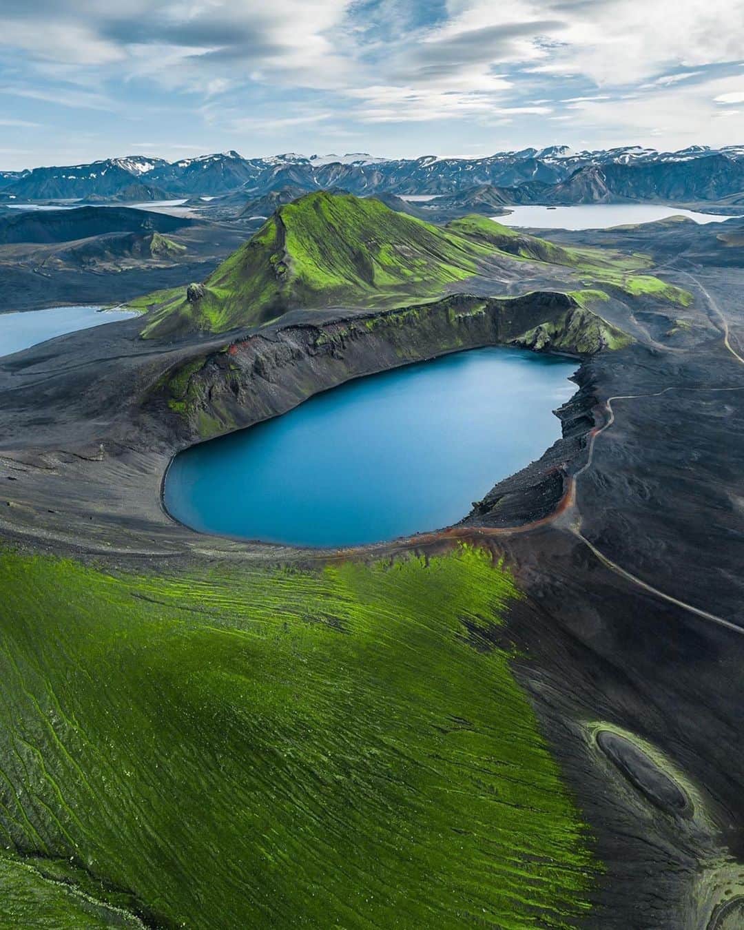 Lonely Planetのインスタグラム：「Today’s #lonelyplanet regram comes to us from @jamesxtheo. His image of the highlands of Iceland is breathtaking.   Have you been? Let us know in the comments your #1️⃣ not to be missed thing to do.   Be sure to tag us #lonelyplanet in your travel shots for a chance to be featured.」