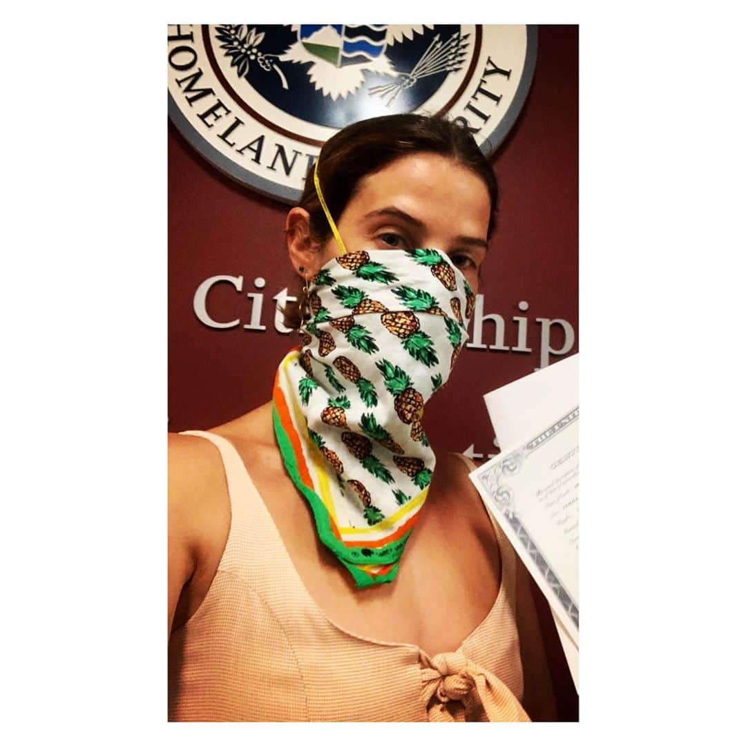 コビー・スマルダーズのインスタグラム：「After many hours in a Federal building double masked, lathering myself repeatedly in hand sanitizer and acing the first test I’ve taken since High School I am a Dual Citizen of 🇨🇦/🇺🇸 (Canada you will always be my first❤️). I have been living in the US for 16 years now working and paying taxes, making little humans, creating a family and making this Country my home. But I have been unable to Vote. I am excited to do so in this coming election in November. It is an opportunity that I will not waste and am grateful to have my Vote count when so many people who are working and living in this country as long or longer than I have are not able to.   Please do not waste this chance to express your beliefs and have it be counted. Please do not think that your vote does not matter. It does.  I am a Democrat and will be casting my first 🇺🇸 vote for Presidential nominee @joebiden and VP @kamalaharris   VOTE❤️」