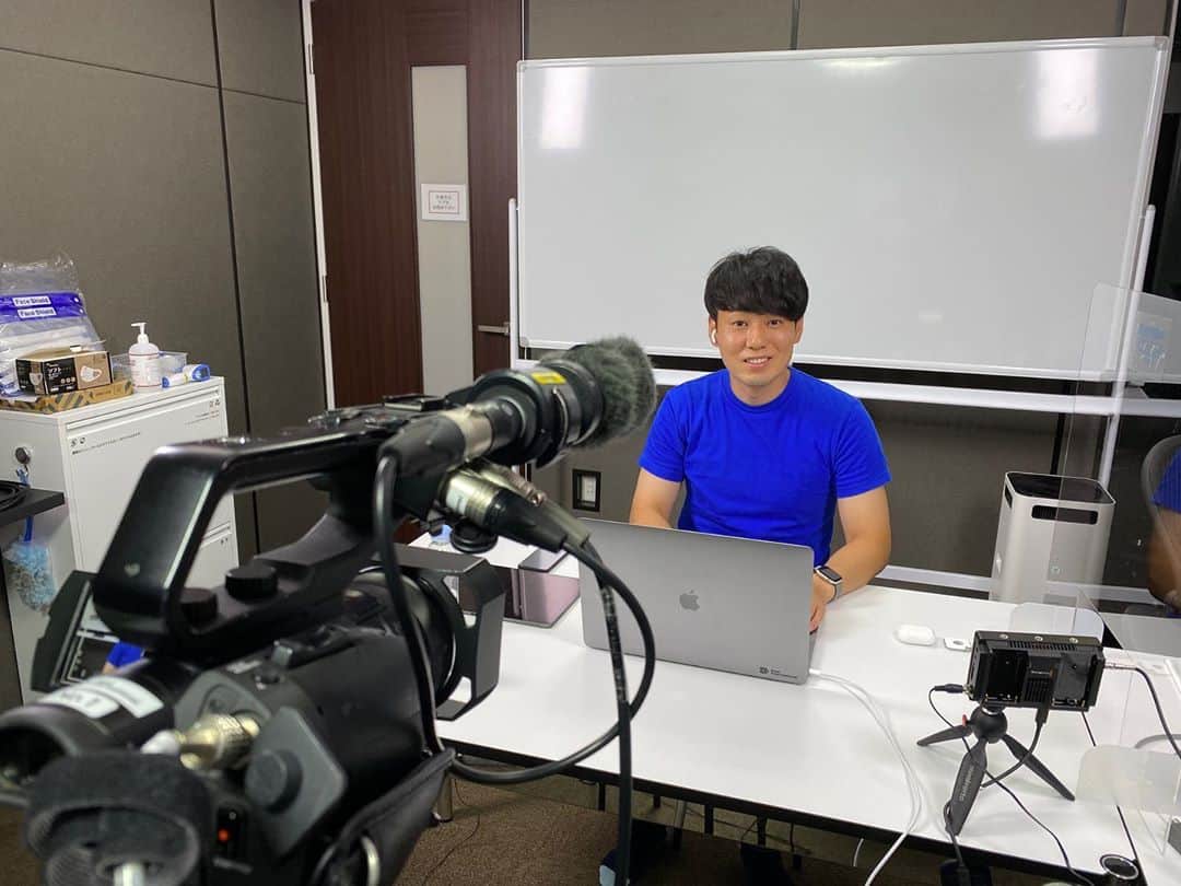 かじがや卓哉のインスタグラム：「まもなくYouTubeかじがや電器店で生配信開始します！ Apple新製品発表イベント！」