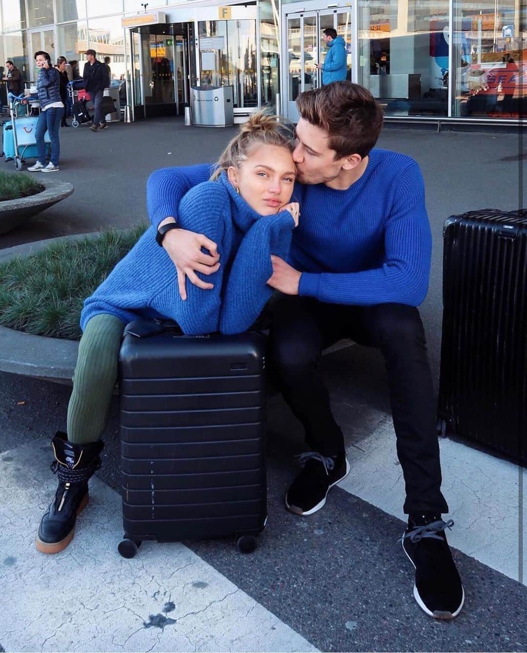 ロミー・ストリドのインスタグラム：「Starting to miss traveling all over the world together 💙 @laurensvleeuwen」