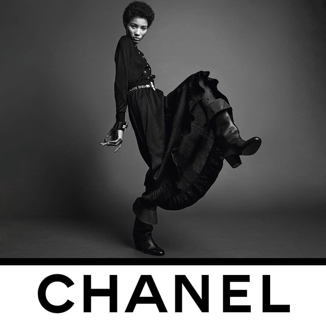 のインスタグラム：「The riding boots, recognisable for their wide turned down cuffs, and a long dress combine feminine and masculine influences in the CHANEL Fall-Winter 2020/21 Ready-to-Wear collection, now in boutiques.  Photographed by Inez & Vinoodh.   #CHANELFallWinter #CHANEL @inezandvinoodh #InezandVinoodh @LineisyMontero」