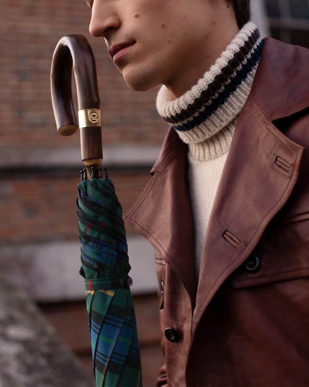 MR PORTERのインスタグラム：「An umbrella was one of the most iconic props in Kingsman: The Secret Service - remember the bar scene? - and the brand has teamed up with London Undercover to handcraft its own line. This checked version is made from durable twill and has a chestnut wood handle—perfect for protecting you from the elements (or your enemies). #MRPORTERxKingsman」