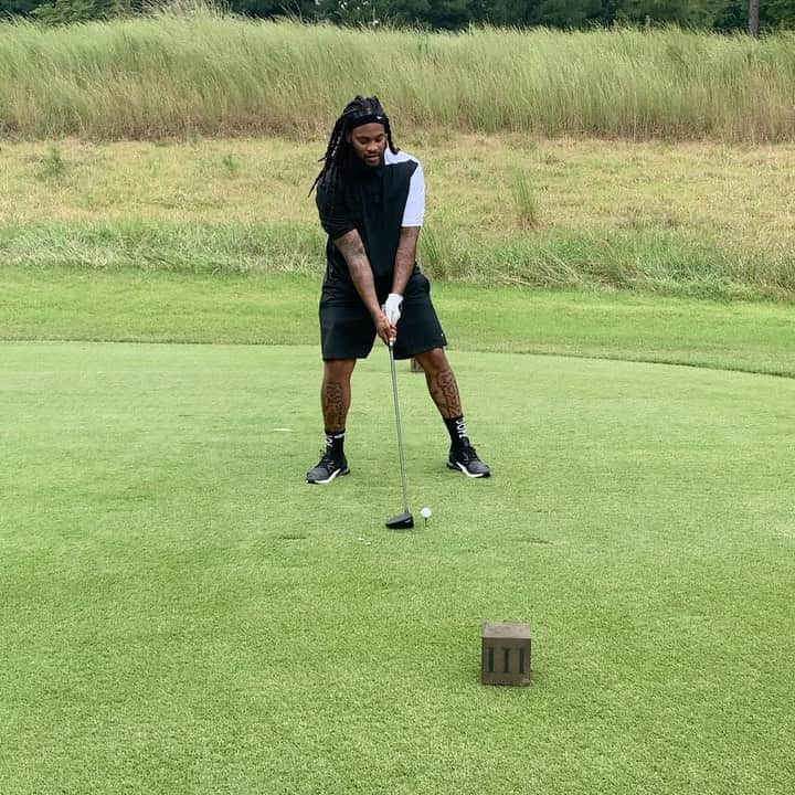 ワカ・フロッカ・フレイムのインスタグラム：「I’m getting better at 🏌🏽 ... my posture a little off but I’ll be aight」