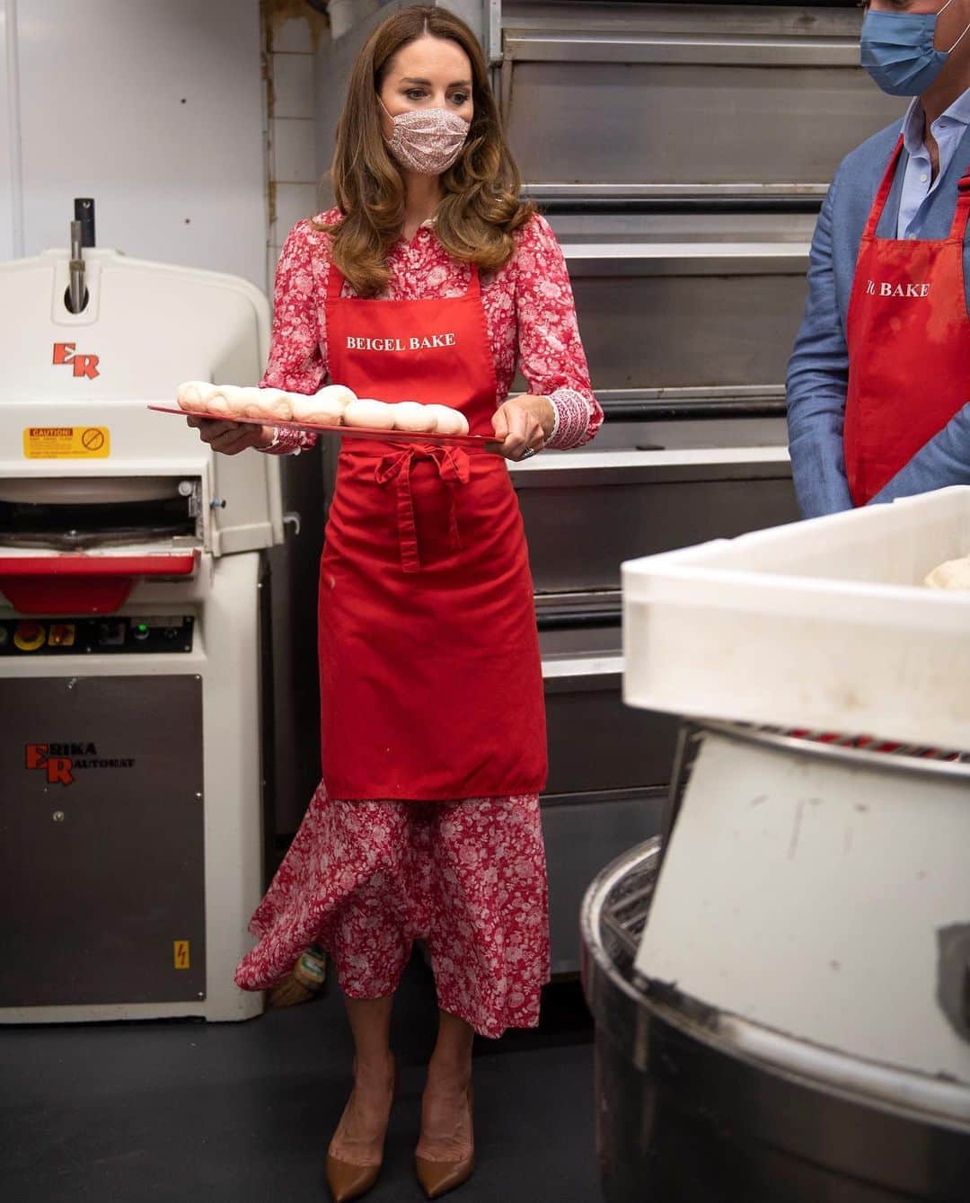 Just Jaredさんのインスタグラム写真 - (Just JaredInstagram)「Duchess Kate Middleton (wearing Beulah London) and Prince William used face masks and hand sanitizer to keep safe while helping out a local bakery during the COVID-19 pandemic.  #KateMiddleton #PrinceWilliam Photo:  Getty」9月16日 2時12分 - justjared