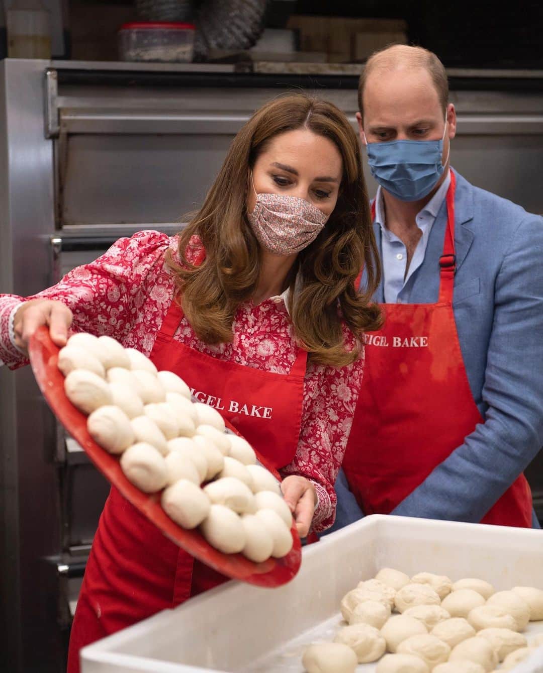 Just Jaredさんのインスタグラム写真 - (Just JaredInstagram)「Duchess Kate Middleton (wearing Beulah London) and Prince William used face masks and hand sanitizer to keep safe while helping out a local bakery during the COVID-19 pandemic.  #KateMiddleton #PrinceWilliam Photo:  Getty」9月16日 2時12分 - justjared