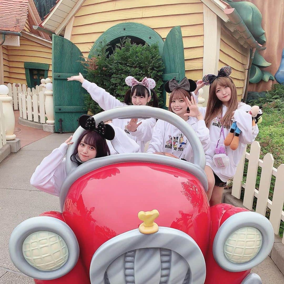 米倉みゆさんのインスタグラム写真 - (米倉みゆInstagram)「マイメンでディズニー🐭🎡🎠🏰 . . . . . . #ディズニー好き #ディズニー写真 #ディズニー写真隊 #ディズニー部 #ディズニー写真部 #ディズニーカメラ隊 #ディズニーコーデ #ディズニー #ディズニーランド #ディズニーリゾート #disneylove #disneyparks #disneyfan #disneyphotography #disneyland #disneyinsta #disneyphoto #disney #disneystyle #disneygram #双子コーデ #お揃いコーデ #女子会  #インスタ映え #可愛い女の子 #可愛い子 #japan #japanesegirl #japangirl #asiangirls」9月16日 2時26分 - yone__miyu630