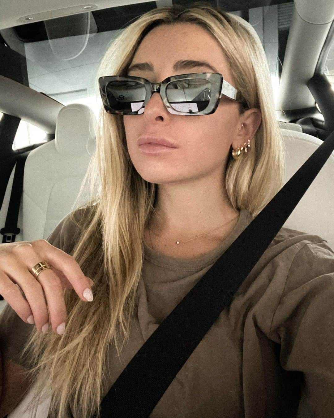 Lauren Elizabethのインスタグラム：「current makeup routine: sunglasses and a mask. the coverage is great for what my skin needs! #coolgirl #shescool #leftthehouse #dowestillkissyface #hateselfies」