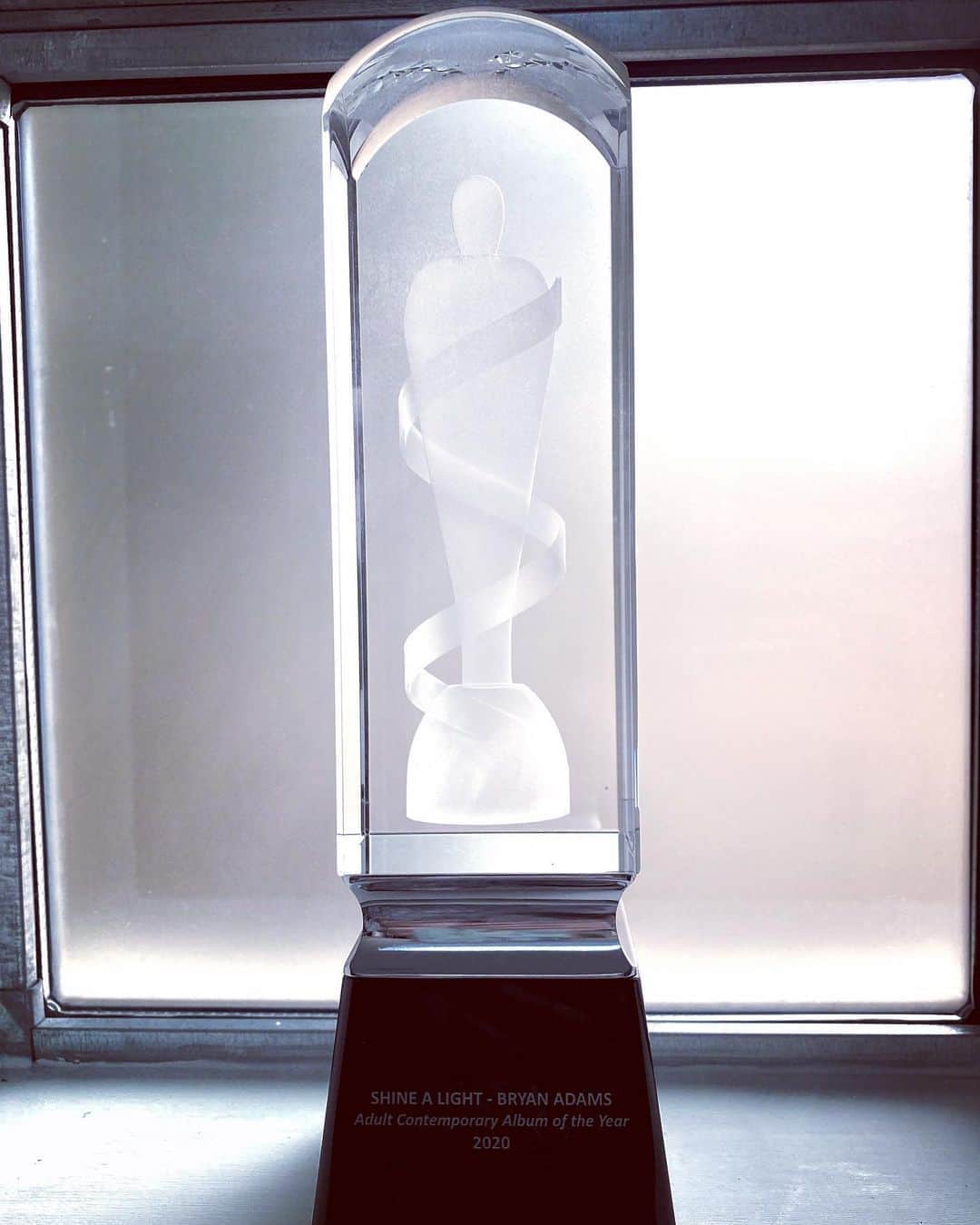 ブライアン・アダムスのインスタグラム：「Thank you to everyone at the @junoawards #caras @umusic for making “Shine A Light” best Adult Contemporary album. The statue just arrived at my place and it really means a lot to me to get something like this after all these years. #mindblown !」