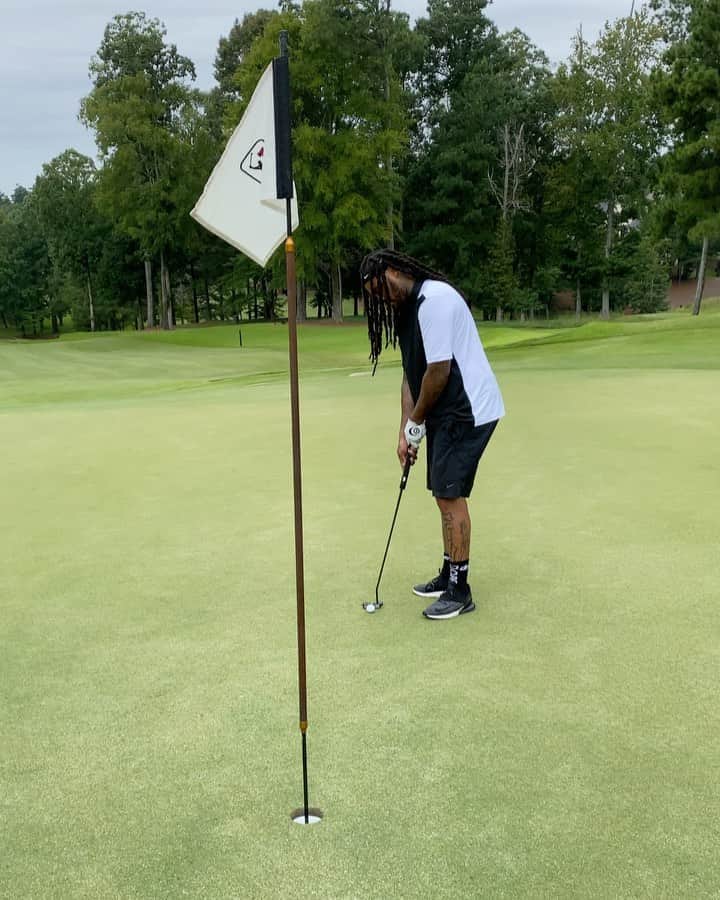 ワカ・フロッカ・フレイムのインスタグラム：「Best way to end a Par four in three swings 💪🏾」