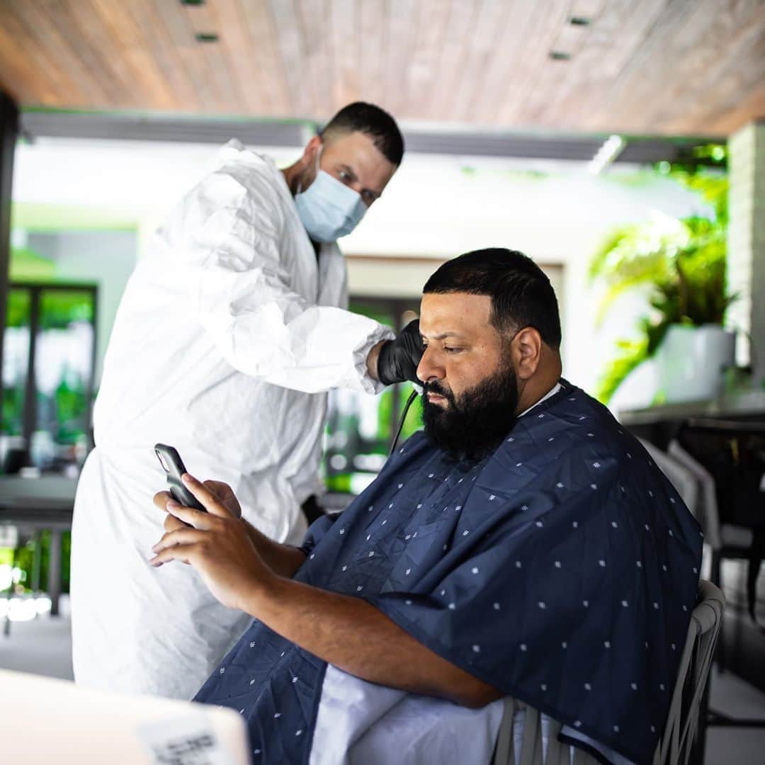DJキャレドさんのインスタグラム写真 - (DJキャレドInstagram)「I feel intelligence is my wealth However, how enormous is KHALED' pockets is a pop quiz to gossipers See me at the Oscars, lookin' dreamy, hood opulent Means esoteric, how I wore it Exoticness makes you curious to see how serious my closet is Shareholders wanna invest in that KHALED stock, it's just We be on that real shit, luxury four-wheel shit THEY actin' thirst on some just-got-a-deal shit Ha, for that victory we will GO HARD shit Get out the way, playboy, this is real shit (Khaled!) @nas SWIPE TO SEE THE Confidence !」9月16日 2時24分 - djkhaled