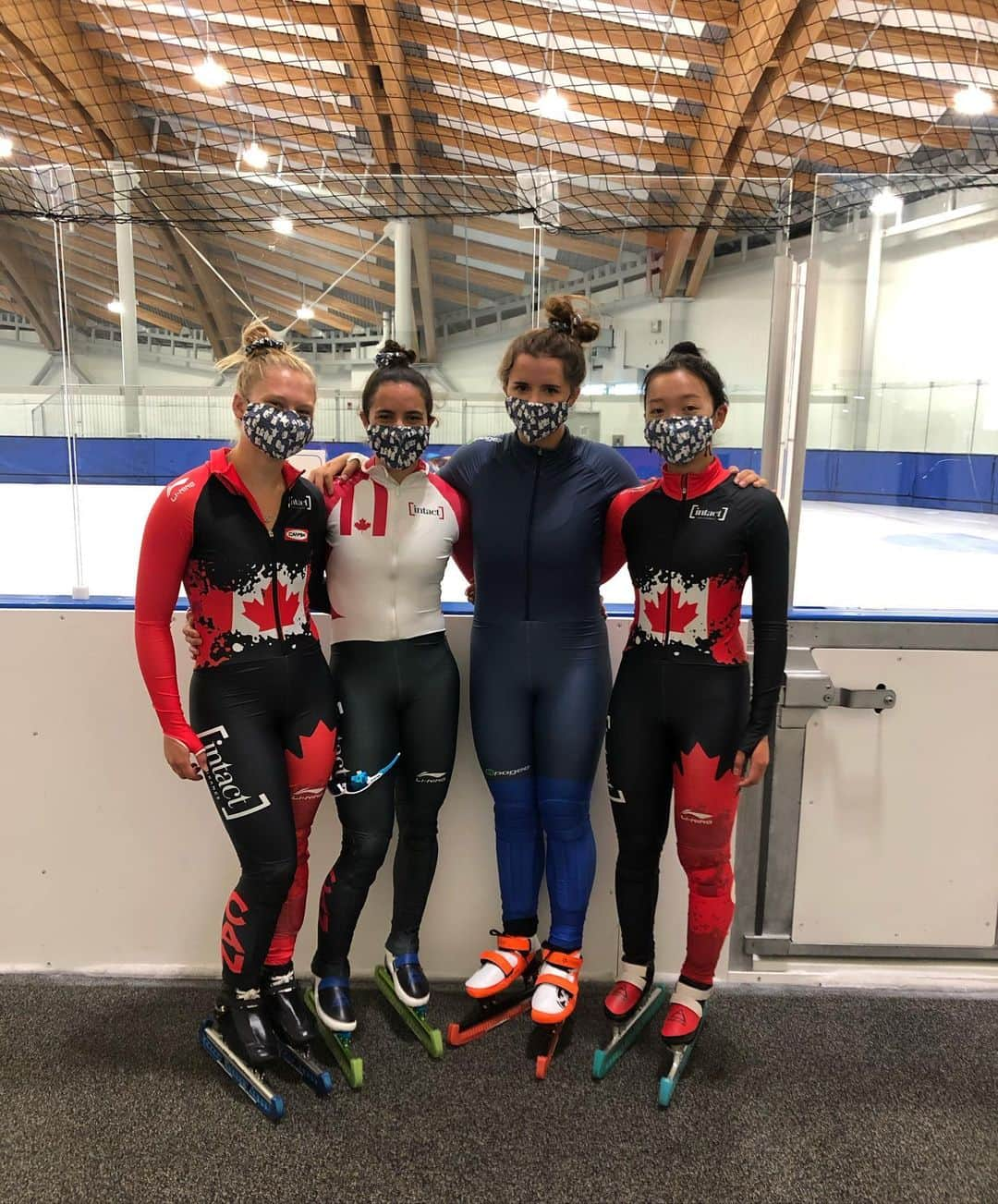 ヘイリー・ベルのインスタグラム：「Skating squad! ❤️ thanks for helping me suffer through my first short track relay! And thanks @alisonjoy_d for the new mask and scrunchie!」