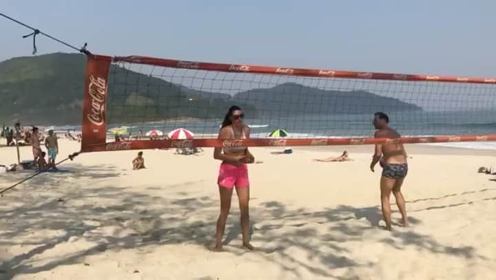 シェイラ・カストロのインスタグラム：「Um pouquinho pra vocês do meu treino de ontem com @angelovercesi, intenso do jeito que gosto!  #volei #voleibol #treinonapraia #condicionamentofisico」