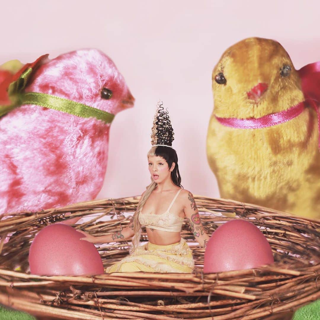 のインスタグラム：「Holdin’ onto these eggs till they’re ready to be hatched next week🐣💕」