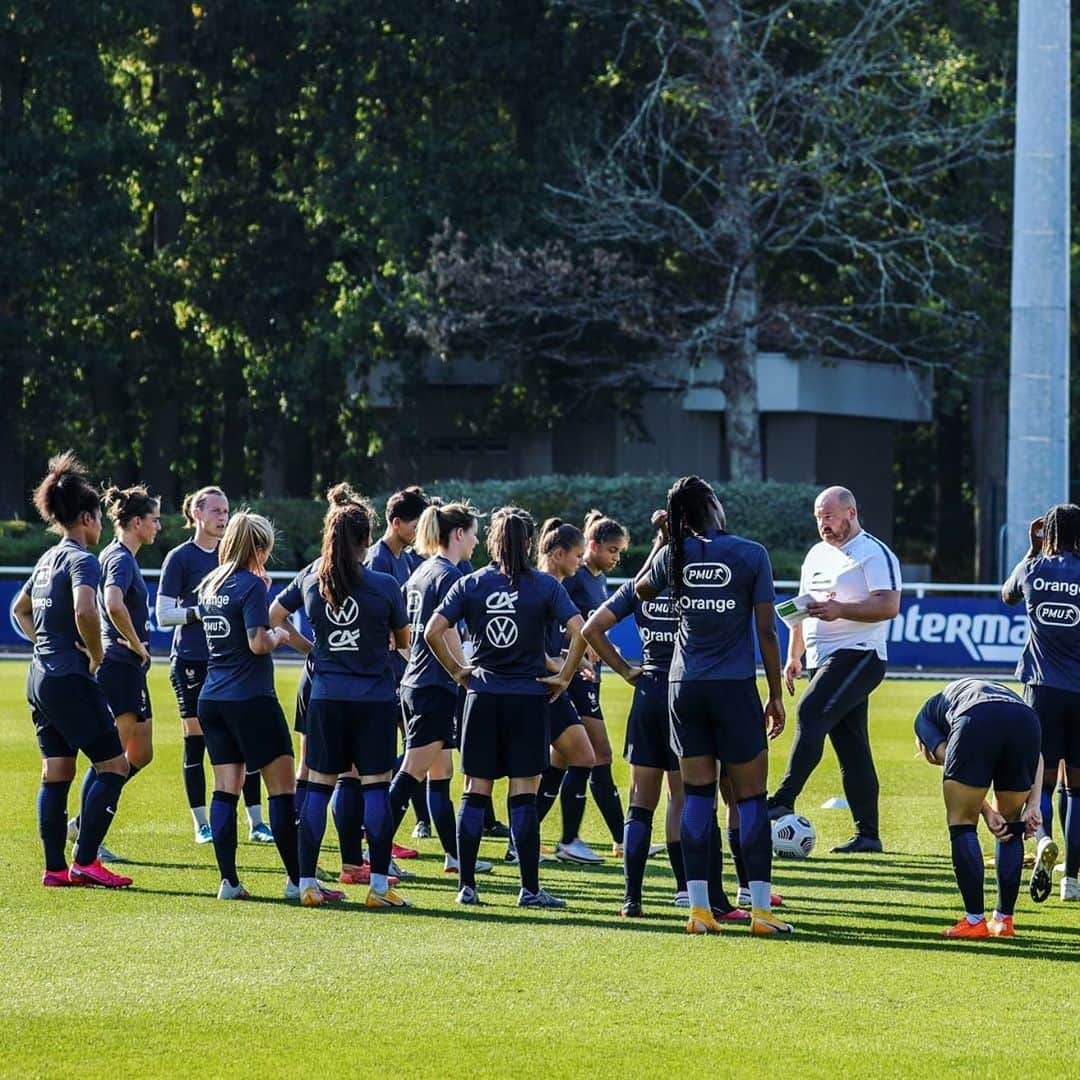 サッカー フランス代表チームさんのインスタグラム写真 - (サッカー フランス代表チームInstagram)「Dernier entraînement avant le départ en Serbie pour le match de vendredi 🛫 #FiersdetreBleues #SERFRA」9月16日 2時52分 - equipedefrance