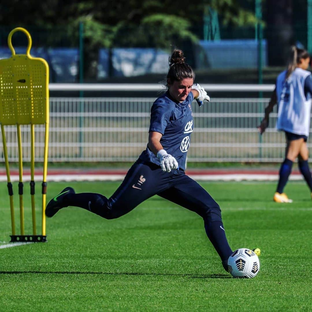 サッカー フランス代表チームさんのインスタグラム写真 - (サッカー フランス代表チームInstagram)「Dernier entraînement avant le départ en Serbie pour le match de vendredi 🛫 #FiersdetreBleues #SERFRA」9月16日 2時52分 - equipedefrance