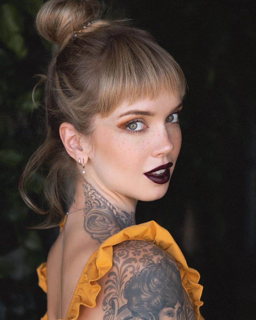 サラ・Xのインスタグラム：「My two moods (swipe)   Eyes: @meltcosmetics liquid lipstick in Golden as liner, Rust palette, @benefitcosmetics Roller Lash mascara Face: @kvdveganbeauty Shade & Light palette (which I realize upon seeing these I didn’t blend very well lol), @freck   Lips: @hudabeauty @hudabeautyshop Power Bullet matte lipstick in Masquerade   Top: @cottonon」
