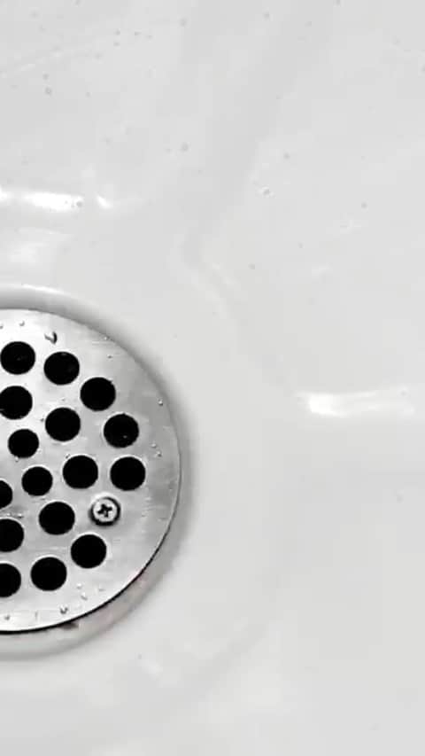 タイラー・ポジーのインスタグラム：「4 friends save water together. Bill forgets to lock the door」
