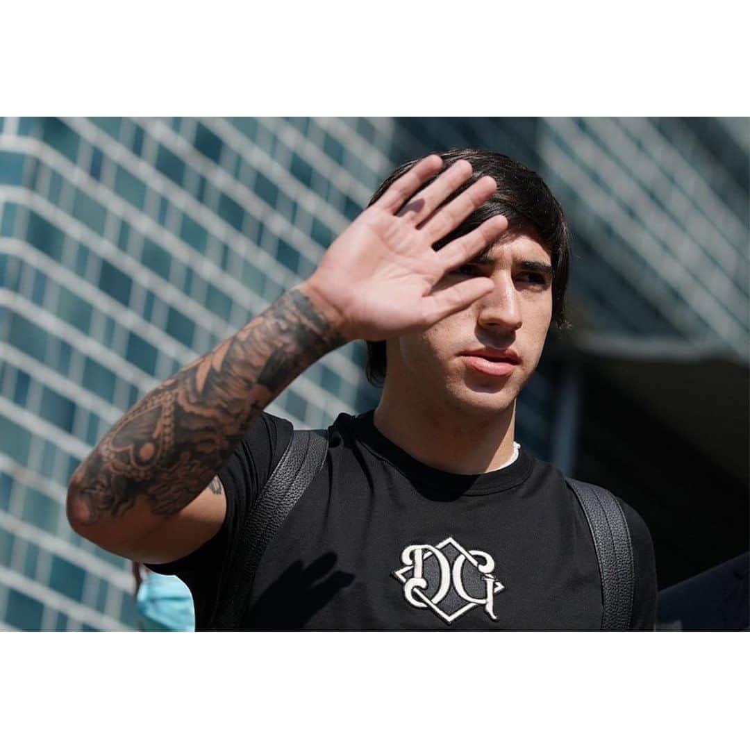 のインスタグラム：「Repost from @sandrotonali    Sandro Tonali wears #DolceGabbana looks for his AC Milan debut.  The looks include a black t-shirt with a logo, a black backpack, a black zip-up hoodie, a stretch wool suit and white sneakers.    ⁣Discover more on @dolcegabbana_man.    #DGCelebs #DGFamily」