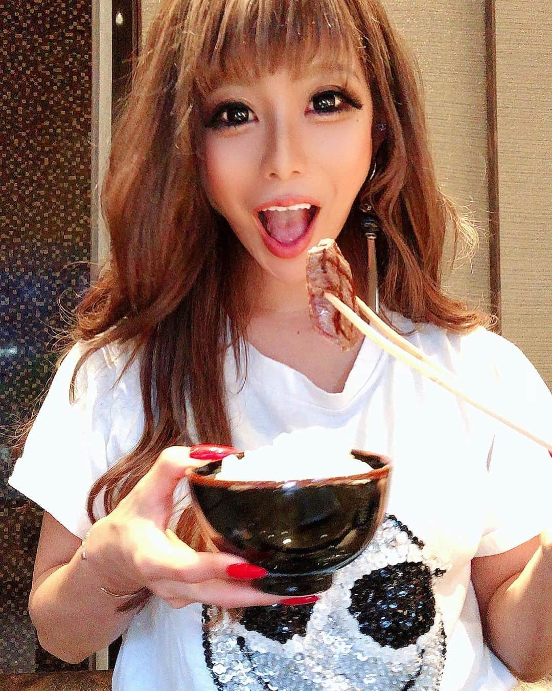 のインスタグラム：「徳川苑の ダイヤモンドライス💎 🍙ŧ‹"ŧ‹"(๑´ㅂ`๑)ﾉŧ‹"ŧ‹"🍙  ふっくらして 美味しかったなあ💗  りえって こんな嬉しそうに 食べるんだね（笑）  ご馳走様でした(*´︶`*)❤︎  #焼肉 #焼肉徳川苑 #米大好き女子  #グルメ」
