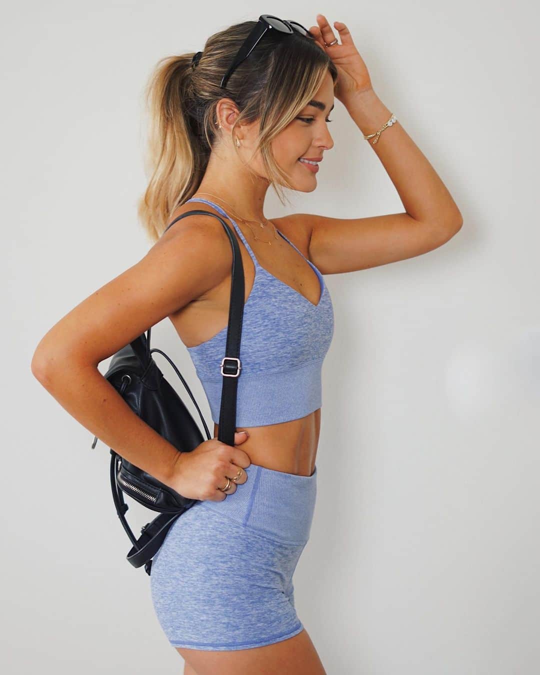 ヴェール・ゲンタのインスタグラム：「My motivation to workout? Cute workout clothes duh @aloyoga 👋🏼」