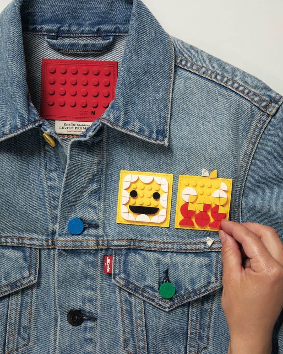 Freshnessのインスタグラム：「@levis officially teams up with @lego for a series of apparel staples — tees, trucker jackets, light wash jeans, etc — embellished with customizable LEGO backings. Set to release October 1st #freshnessmag」