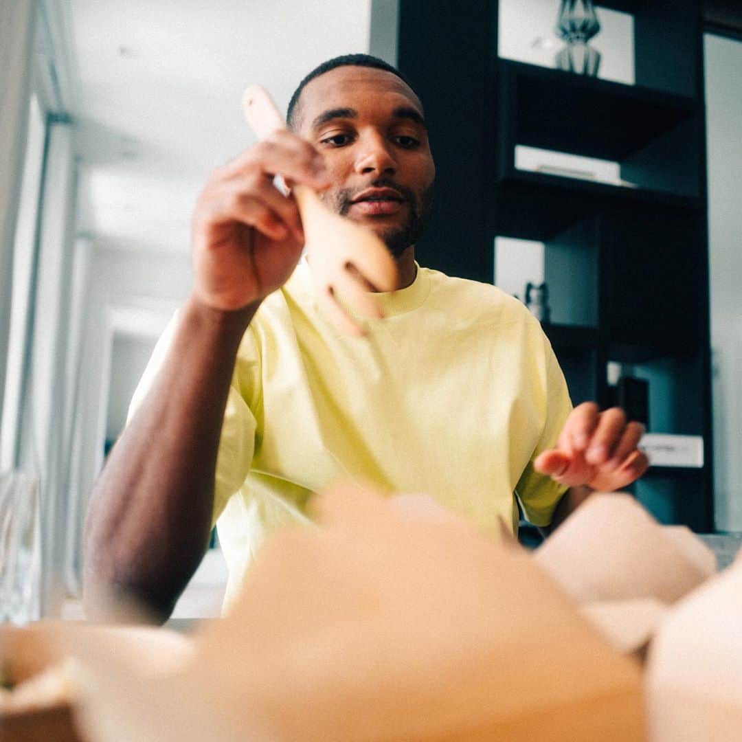 ヨナタン・ターのインスタグラム：「Today is a new day to eat right. 💪🏾  For me, a diet high in protein is essential. But also, good carbs and healthy fats during certain times of the day are important!」