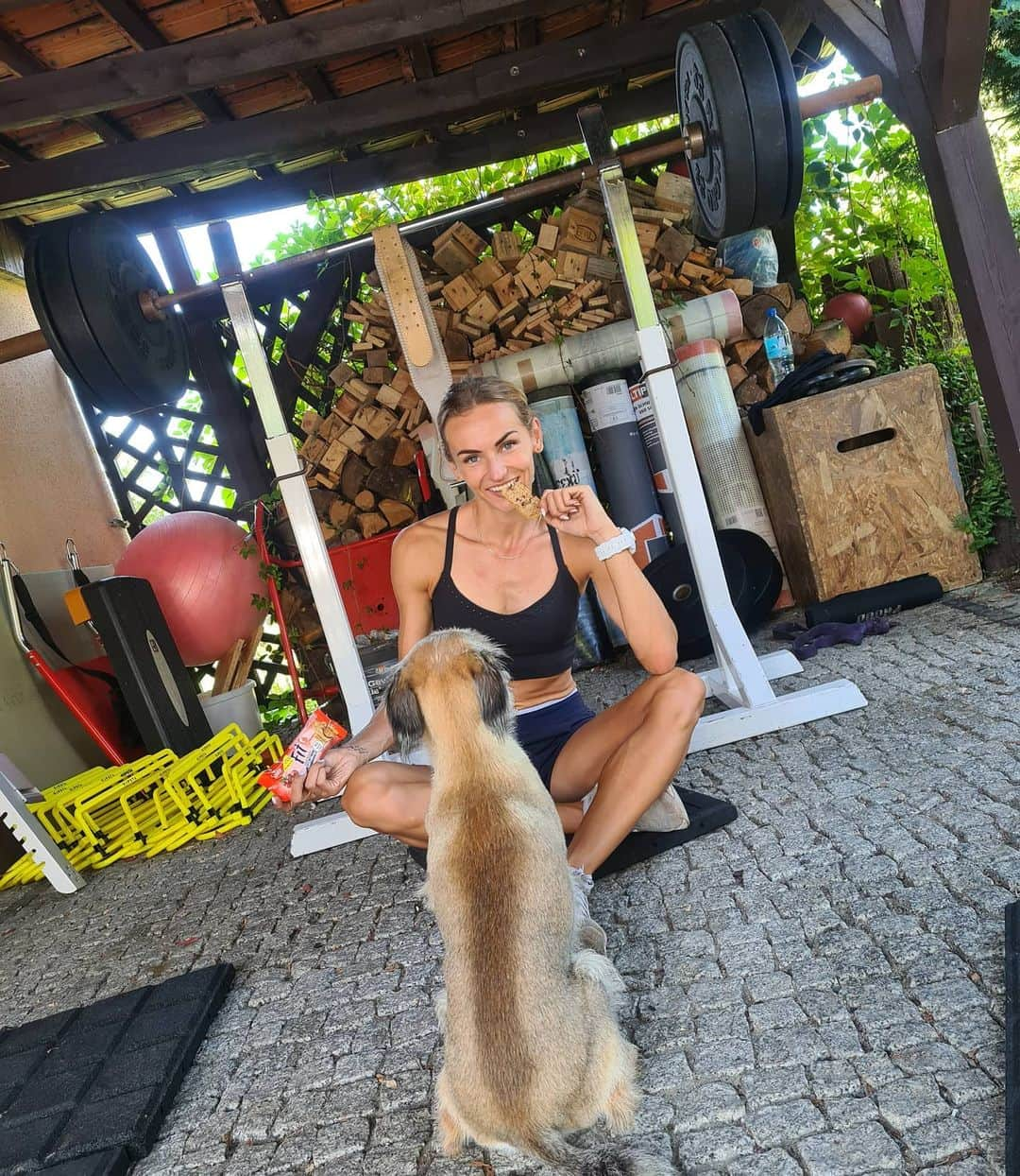 ユスティナ・シュエンテさんのインスタグラム写真 - (ユスティナ・シュエンテInstagram)「Home office 🏋‍♀️  Kiedy podczas treningu dopada Cię głód..🤷‍♀️😁  @sante_pl @goonnutrition   #little #hunger #fit #cookies #cranberry」9月16日 3時11分 - justyna.swiety.ersetic