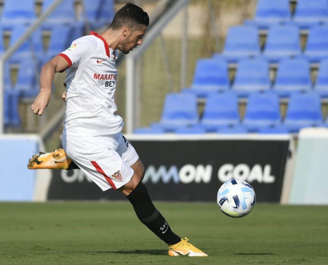 セルヒオ・エスクデロのインスタグラム：「Primer partido de pretemporada , cogiendo ritmo #vamosmisevilla ⚪️🔴⚽️」