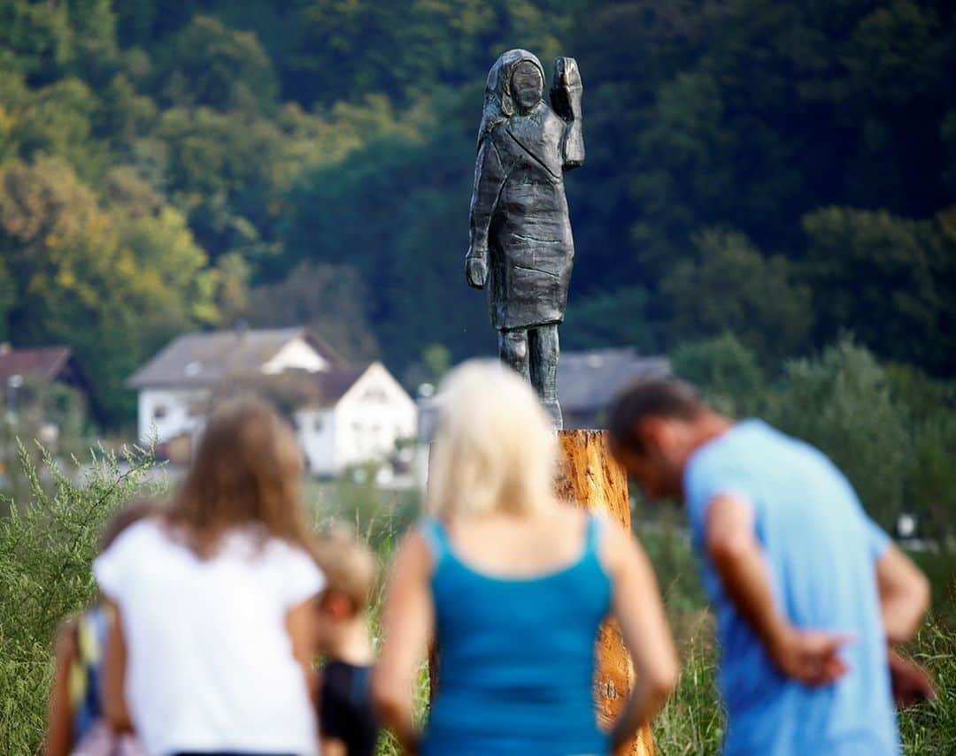 NBC Newsさんのインスタグラム写真 - (NBC NewsInstagram)「People look at the new bronze statue of First Lady Melania Trump near her hometown of Sevnica, Slovenia.⁠ ⁠ 📷 Borut Zivulovic / @reuters」9月16日 3時24分 - nbcnews