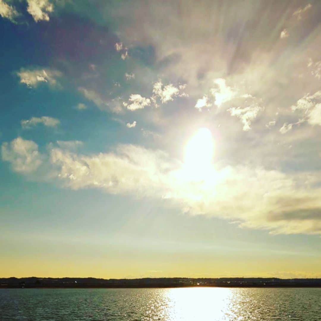 LOVE ME DOさんのインスタグラム写真 - (LOVE ME DOInstagram)「利根川で撮影しました。夕日の太陽から何かが生まれる生命エネルギーを感じます。見た方に幸運が訪れますよううに。運気を高めたい人、自信が必要な人、画像を使ってみて下さい。魅力アップも。 #待ち受けにどうぞ  #待ち受け画像  #待ち受け画面 #利根川 #夕日 #夕日が綺麗」9月16日 3時24分 - lovemedo_fortunteller