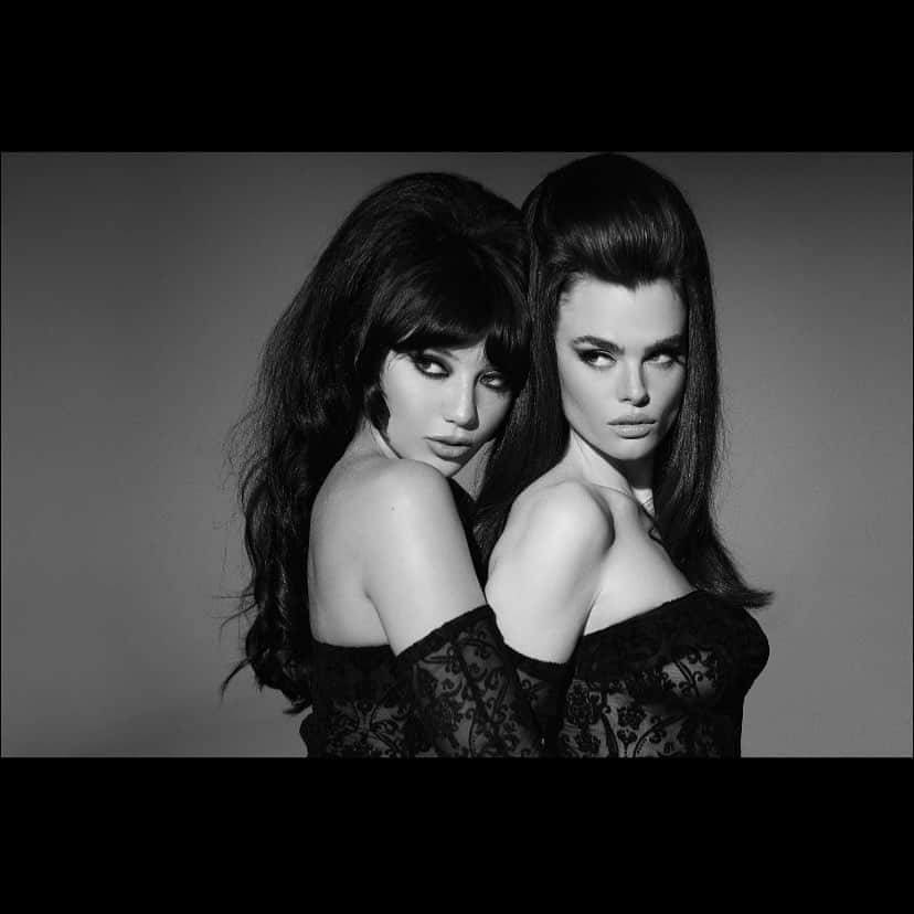 デイジー・ロウのインスタグラム：「Double trouble 🖤 @charlihoward 📸 @dsachon 💄 @terrybarberonbeauty 💇🏻‍♀️ @oskarperahair」