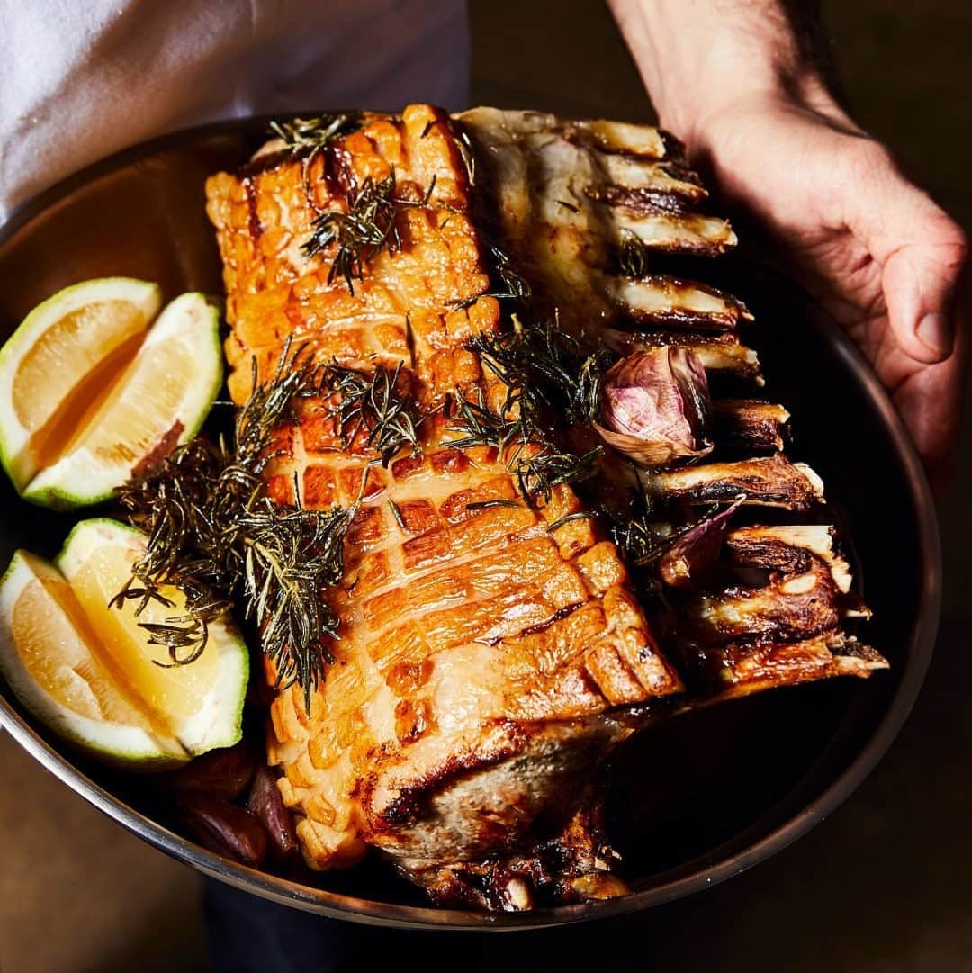 Food & Wineさんのインスタグラム写真 - (Food & WineInstagram)「Plans tonight? @chrifrapug’s brown butter-basted pork rack with garlic and rosemary sounds pretty perfect. Think tender, juicy meat with a crisp, golden brown crust. Now that we’ve got your attention, tap the link in our bio for his recipe, and pick up a copy of our September issue. 📷: @aubriepick」9月16日 3時30分 - foodandwine
