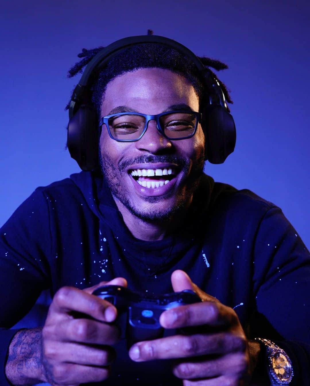 OAKLEYのインスタグラム：「@derwinjames is ready to take on the world of @eamaddennfl, in the new Oakley Prizm Gaming lens. #ForTheLoveOfSport 🎮 🏈」