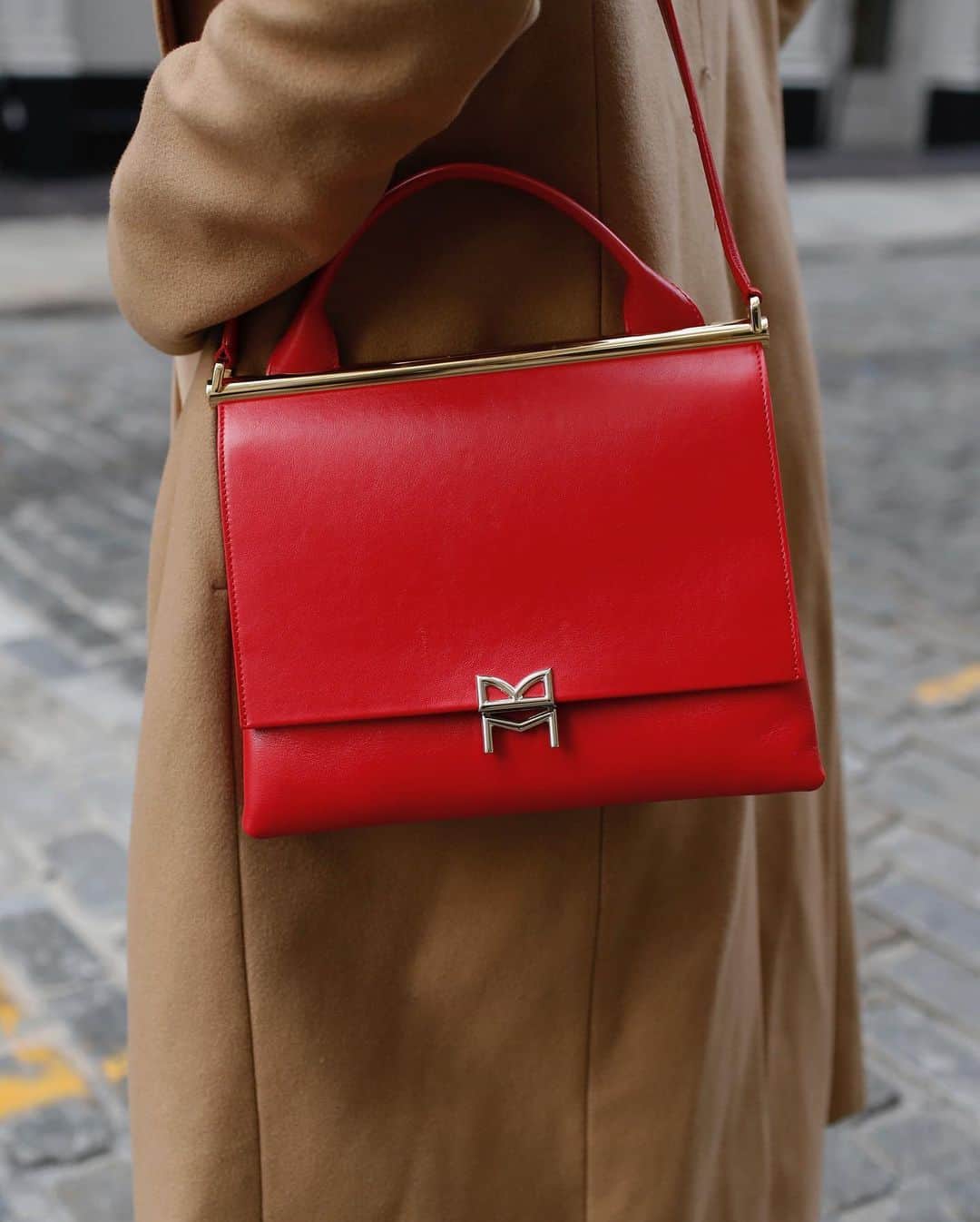 Helena Glazer Hodneさんのインスタグラム写真 - (Helena Glazer HodneInstagram)「On that fall radar, tried and true classics like rich camels paired with red accessories. It's a combination I've been drawn to for years and this @brunomagliofficial 'the Concertina' bag really takes it to the next level.  Also, I'm very excited to be teaming up with @brunomagliofficial to give away one 'the Concertina' bag of your color choice🙌🏻  To enter: tag someone below and follow @brunomagliofficial. A winner will be chosen at random on friday! Good luck!  #brunomagli #sweepstakes #sponsored  For terms and conditions please go to: https://www.brunomagli.com/pages/bruno-magli-instagram-sweepstakes-official-rules-september-2020 [brunomagli.com]」9月16日 3時32分 - brooklynblonde1