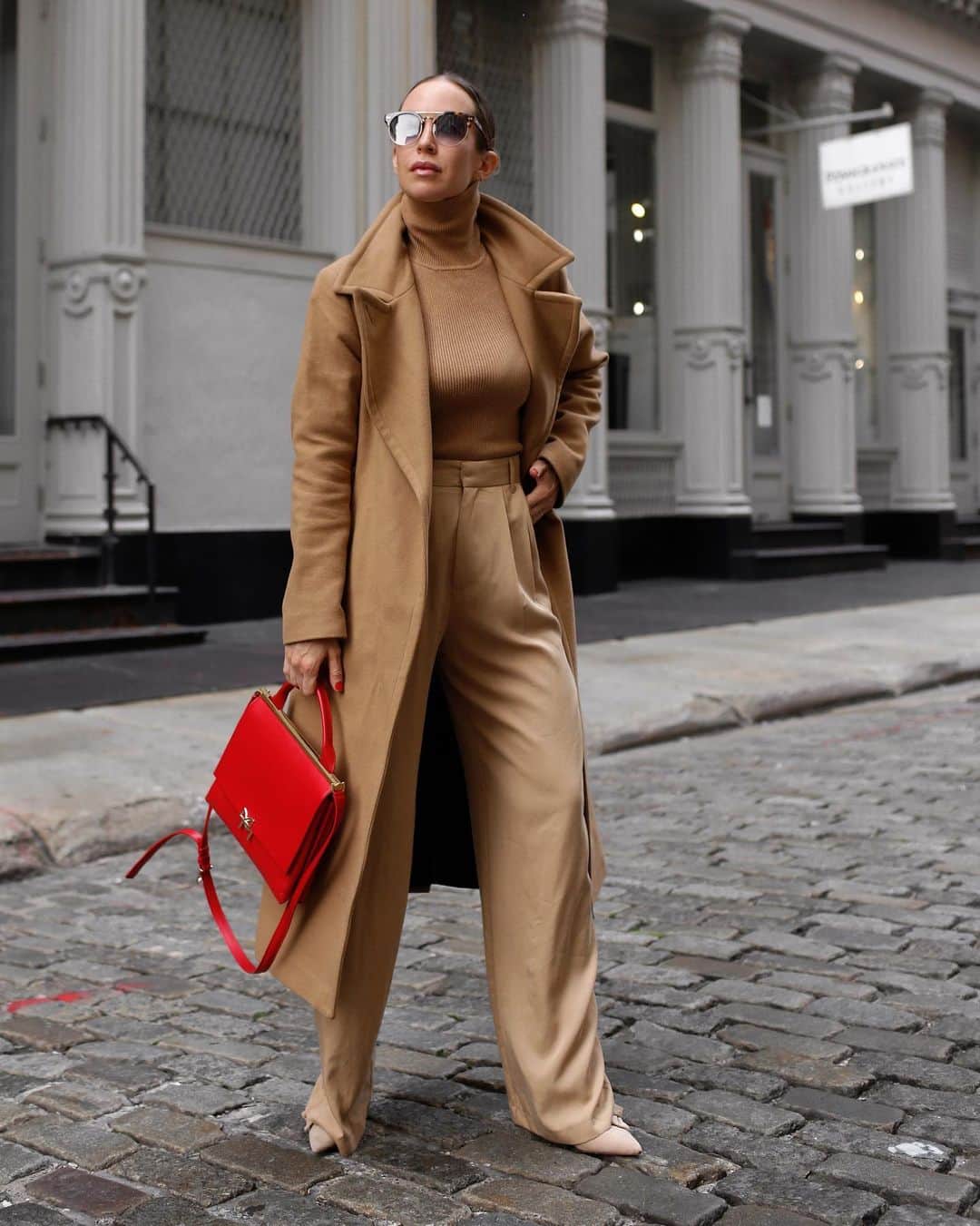 Helena Glazer Hodneのインスタグラム：「On that fall radar, tried and true classics like rich camels paired with red accessories. It's a combination I've been drawn to for years and this @brunomagliofficial 'the Concertina' bag really takes it to the next level.  Also, I'm very excited to be teaming up with @brunomagliofficial to give away one 'the Concertina' bag of your color choice🙌🏻  To enter: tag someone below and follow @brunomagliofficial. A winner will be chosen at random on friday! Good luck!  #brunomagli #sweepstakes #sponsored  For terms and conditions please go to: https://www.brunomagli.com/pages/bruno-magli-instagram-sweepstakes-official-rules-september-2020 [brunomagli.com]」