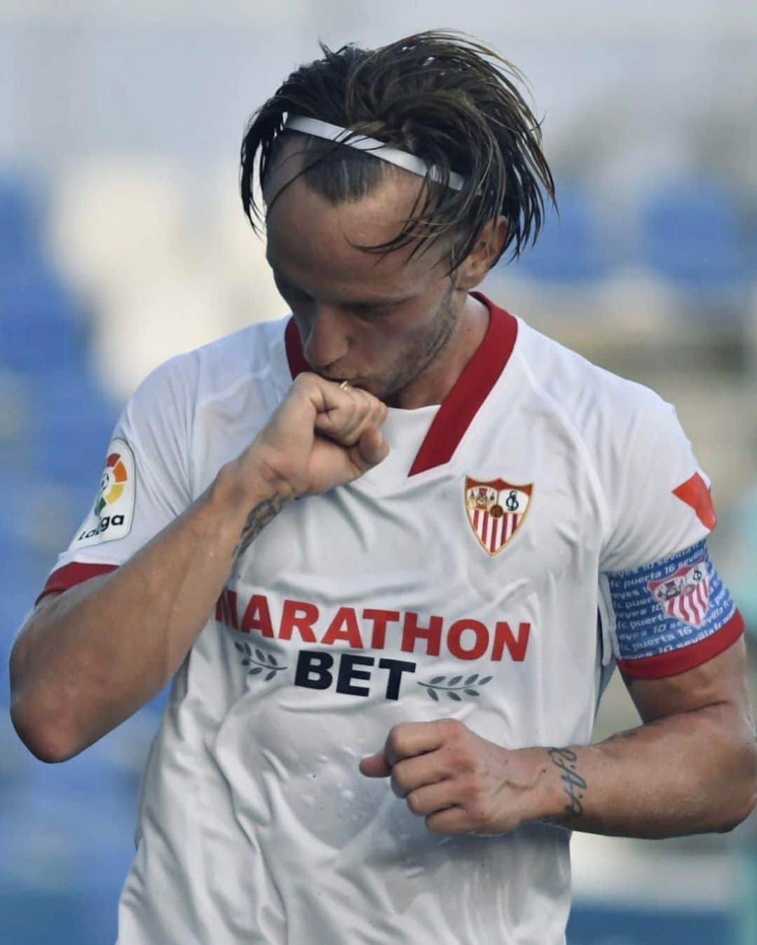 イヴァン・ラキティッチのインスタグラム：「Muy contento por la victoria y el gol! Vamos equipo! 🤩👏🏽⚽️ — Happy for the the victory and the goal! Let’s go team!  #IvanRakitic #VamosSevilla @SevillaFC」